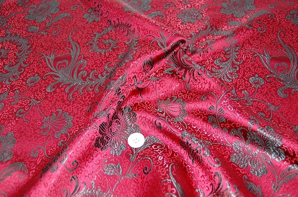 よさこいなど衣装などに最適な　チャイナドレス生地・チャイナ生地　（羽根と牡丹・臙脂&times;黒）