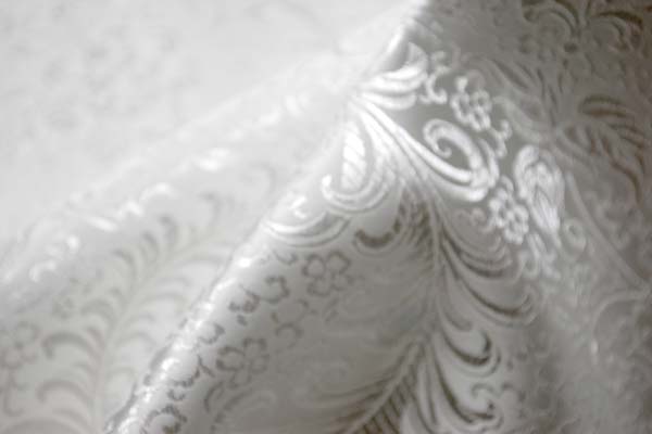 よさこいなど衣装などに最適な　チャイナドレス生地・チャイナ生地　（羽根と牡丹・白地×銀）