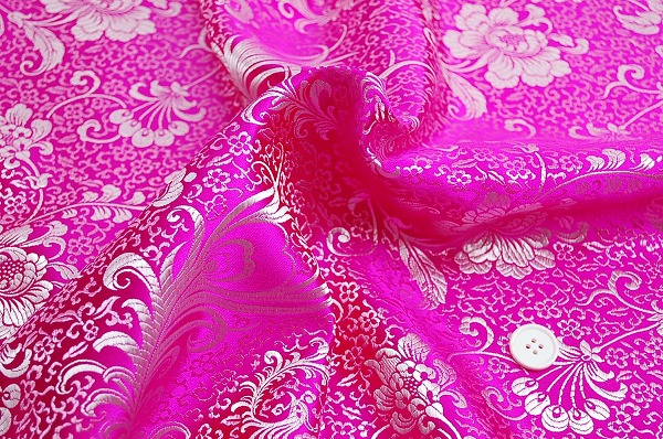 よさこいなど衣装などに最適な　チャイナドレス生地・チャイナ生地　（羽根と牡丹・ショッキングピンク地×銀）
