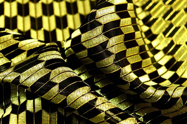 よさこいや舞台衣装に最適な 光沢感のある素材 ラメ入りジャガード 矢絣 黒X金