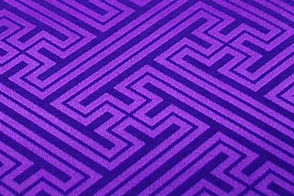 イベントや衣装に最適な光沢感のある素材　ポリエステルジャガード　紗綾形　江戸紫 