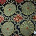 よさこいなど衣装などに最適な　チャイナドレス生地・チャイナ生地　菊・唐草　黒地 　【50cm単位】 （0635-43）