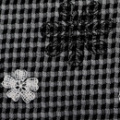 フロッキーレース調プリントギンガムニット　オフ×黒ギンガム地に白と黒の花