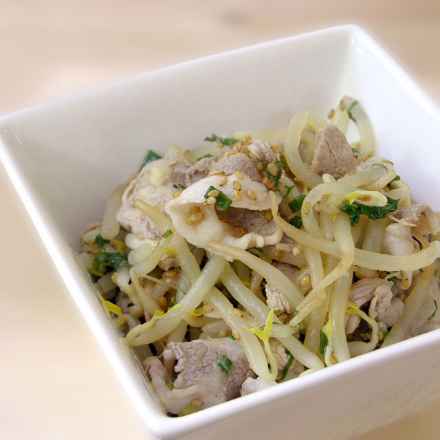 うめドレッシングを使った豚肉ともやしのうめドレ和え