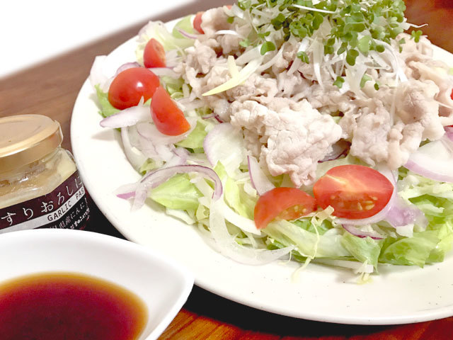 すりおろしにんにくとポン酢を合わせて冷しゃぶサラダのソースの出来上がりです。