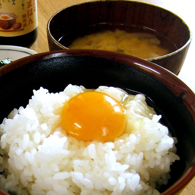 平地で雌雄一緒にのびのびと育ったニワトリの卵