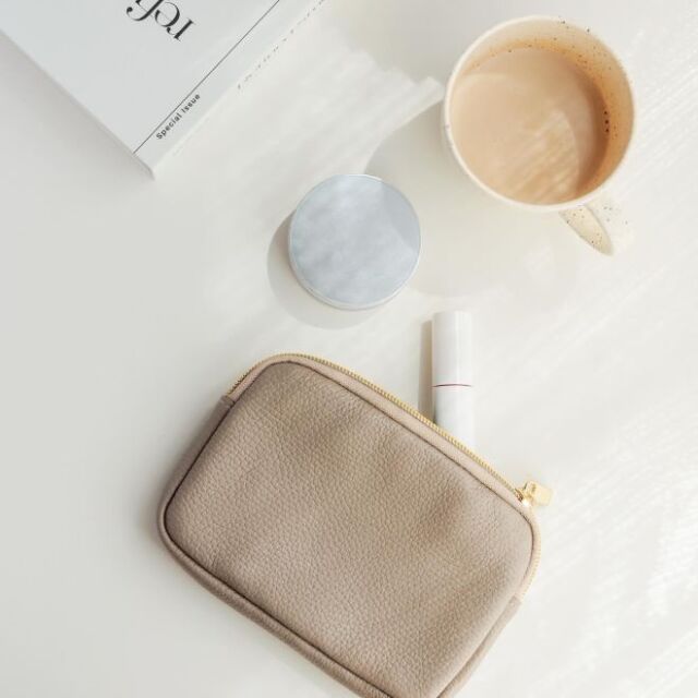 m.u.l ポーチ牛革/グレージュ　新品未使用品 即完売品 マルチポーチ 牛革 シュリンクレザー ADRIA 日本製 - 財布の通販luxe