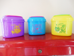 2L DUST BOX ３種 アメリカンキャラクターの鮮やかなカラーのコンパクトダストボックス