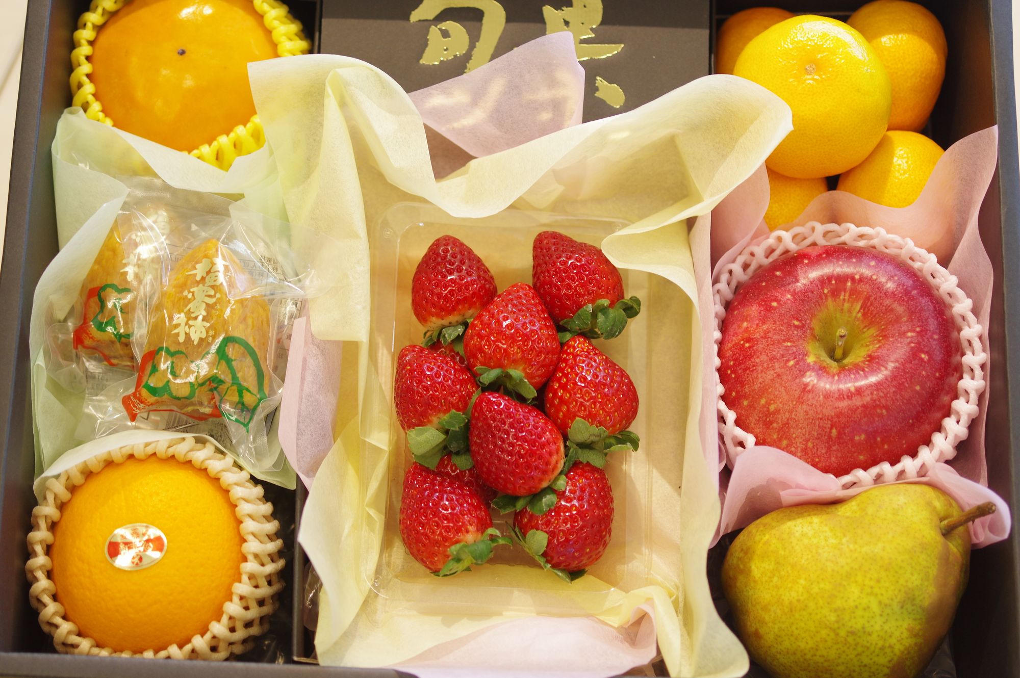 御歳暮セット　いちご1パック＆紅まどんな1玉＆ふじりんご1玉＆みかん5個＆富有柿1玉＆ラフランス1玉＆あんぽ柿2個　冬ギフト