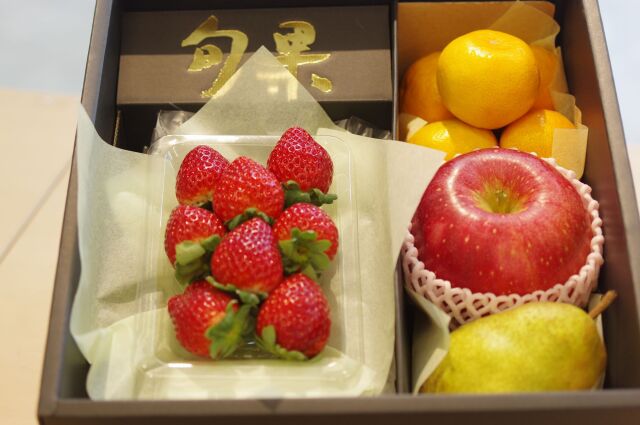 御歳暮セット　いちご1Ｐ＆ふじりんご1玉＆ラフランス1玉＆みかん5個　冬ギフト