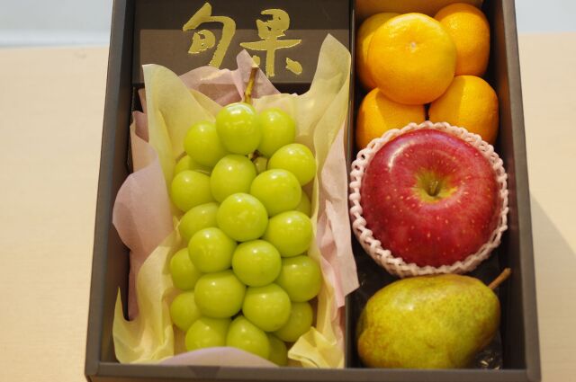 御歳暮セット　シャインマスカットぶどう1房＆ふじりんご1玉＆みかん5個＆ラフランス1玉　冬ギフト