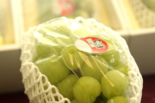 桃太郎ぶどう通販 岡山県の種なし皮ごと食べられる葡萄を販売取寄。1房 約700ｇ 岡山・他産地