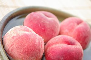 桃 通販。秋のももを販売取寄。糖度約12度のモモを果物ギフトに 小箱 5玉~6玉