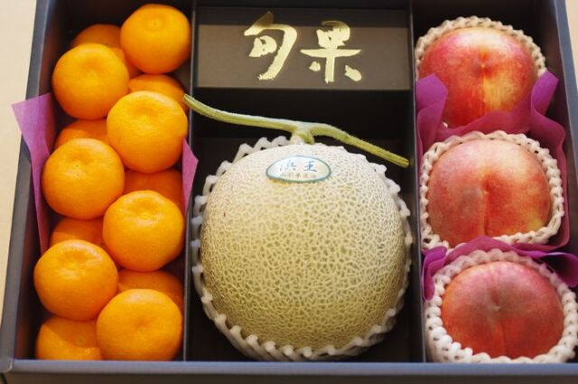 お中元果物・暑中お見舞い果物・残暑見舞い果物。フルーツ詰め合わせ。メロン1玉・桃3玉・ハウス約1kg