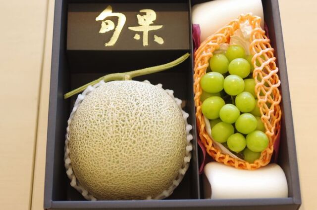 お中元果物・暑中お見舞い果物・残暑見舞い果物。フルーツ詰め合わせ。メロン1玉・シャインマスカットぶどう1房