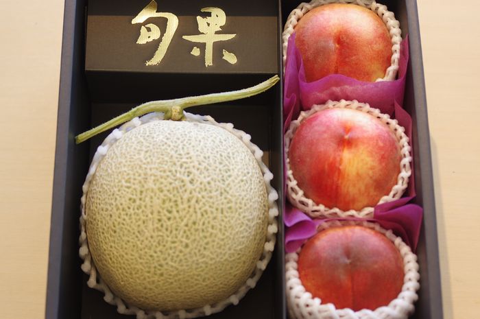 お中元果物・暑中お見舞い果物・残暑見舞い果物。フルーツ詰め合わせ。メロン1玉・桃3玉