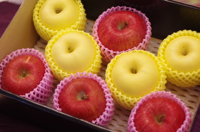 御歳暮 謹賀新年に 紅白詰合 ふじりんご4玉 はるかりんご4玉 お正月用林檎に