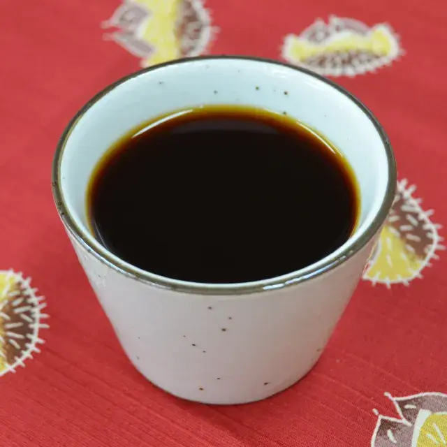 信州名代そばつゆをそばちょこにあけた様子