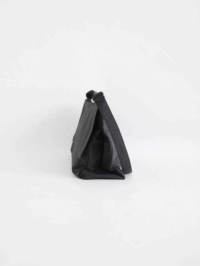 ERA. イーラ｜SHRINK NO MESSENGER BAG（ブラック）