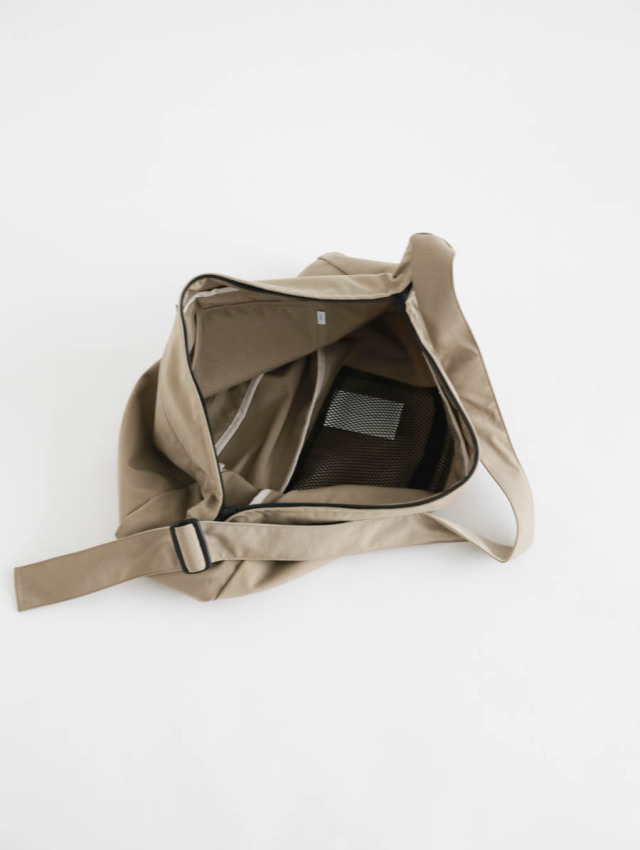 ERA. イーラ / TAS STOMACH BAG ベージュ