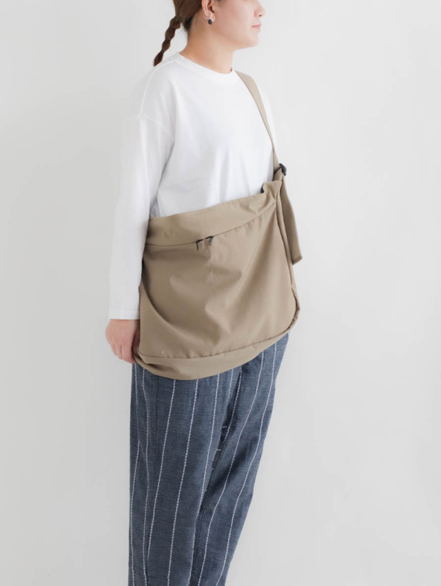 ERA. イーラ / TAS STOMACH BAG ベージュ
