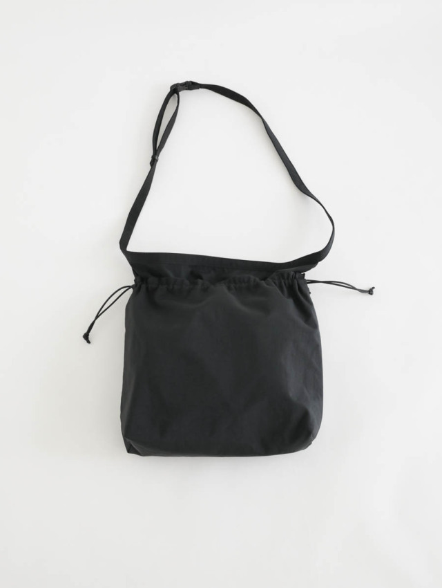 ERA. イーラ｜TAS BIG RED CROSS APRON BAG（ブラック）