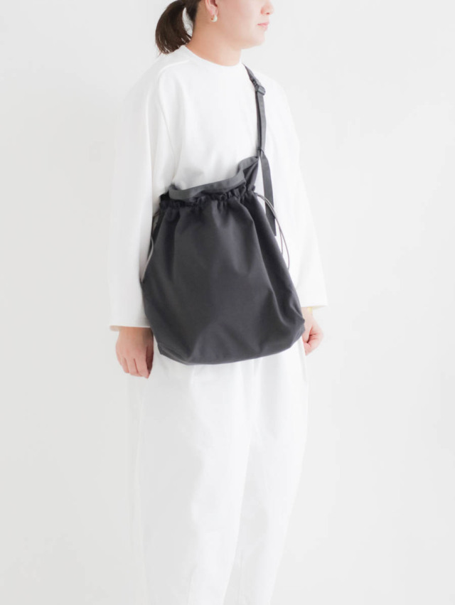 ERA. イーラ｜TAS BIG RED CROSS APRON BAG（グレー）
