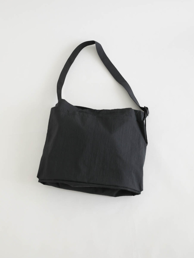 ERA. イーラ｜SHRINK TAFFETA US HELMET BAG（ブラック）