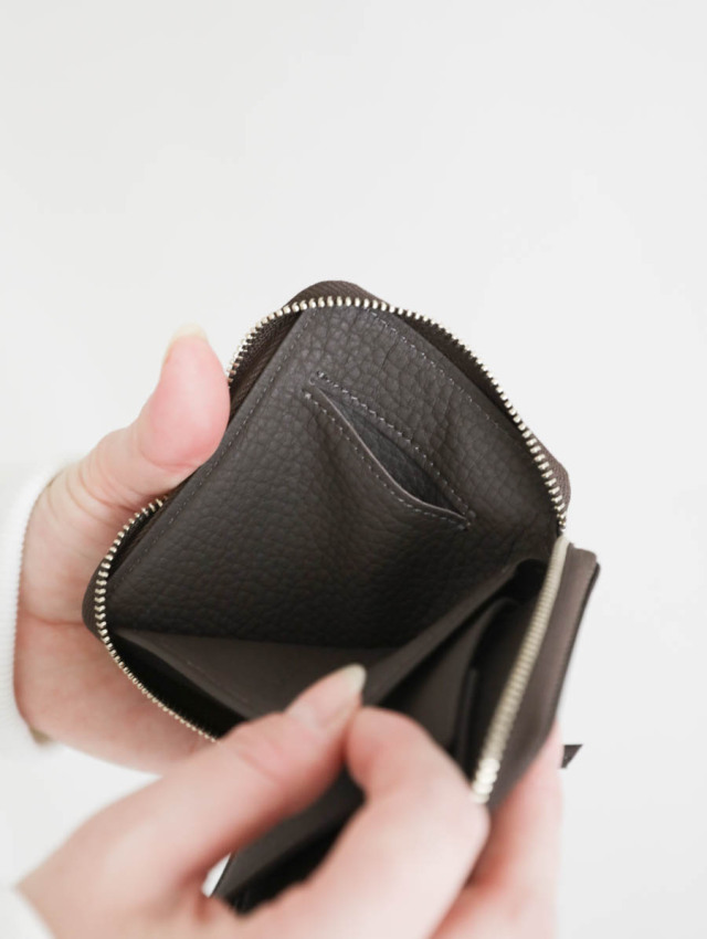 ERA. イーラ｜EO SHRINK ROUND PALM WALLET（チョコレート）