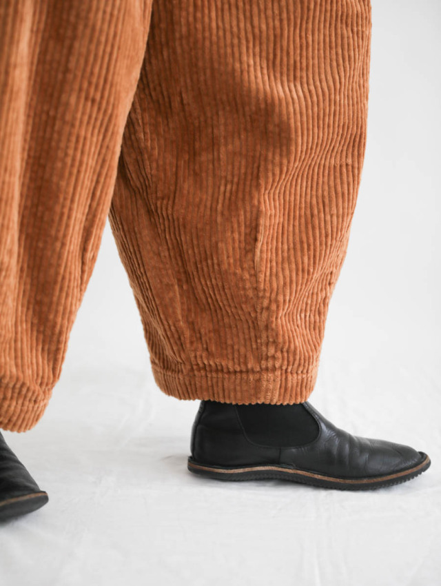 HARVESTY ハーベスティ｜ビッグコーデュロイサーカスパンツ（モカ）