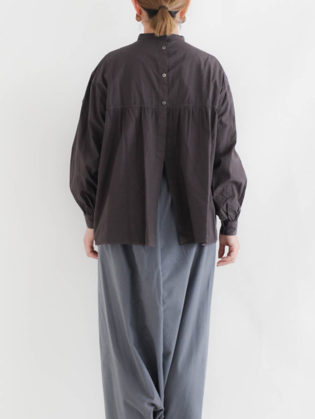 holk ホーク 24SS バンドカラー バックボタン ブラウス 日本製 holk ホーク｜バックボタンブラウス（チャコール）