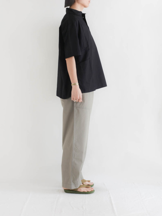 LOLO ロロ｜コットンブロード 丸衿プルオーバー半袖シャツ（ブラック