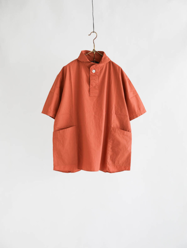 LOLO ロロ｜コットンブロード 丸衿プルオーバー半袖シャツ（テラコッタ