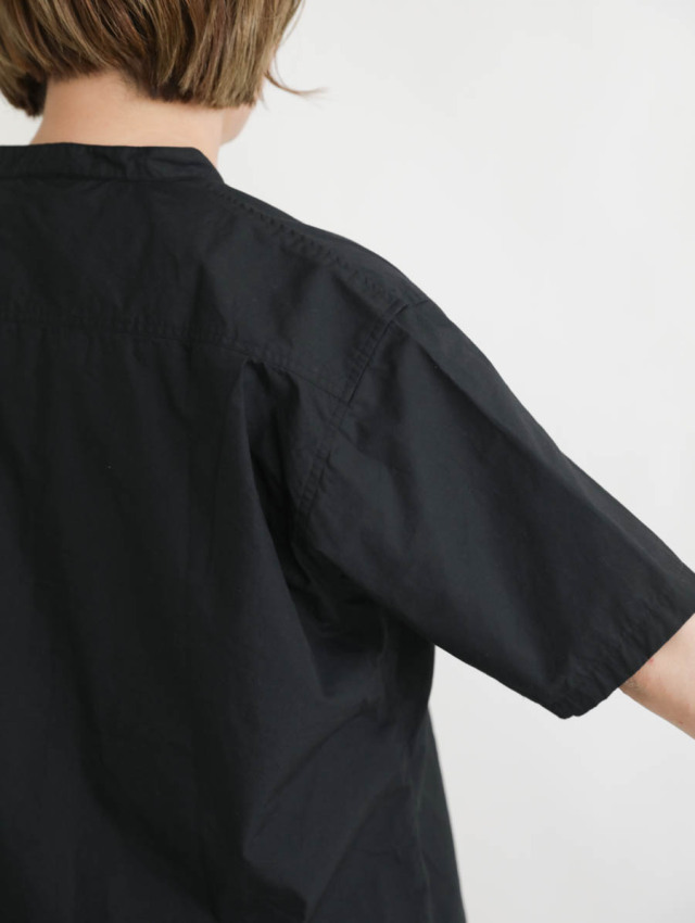 LOLO ロロ｜変形比翼スタンドカラー半袖シャツ（ブラック）