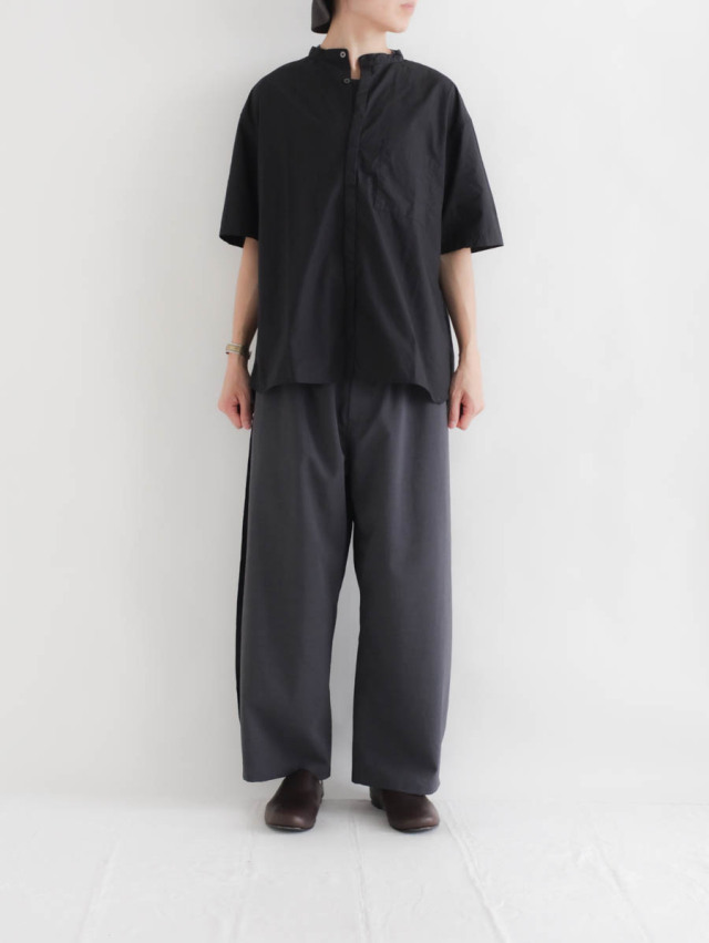 LOLO ロロ｜変形比翼スタンドカラー半袖シャツ（ブラック）