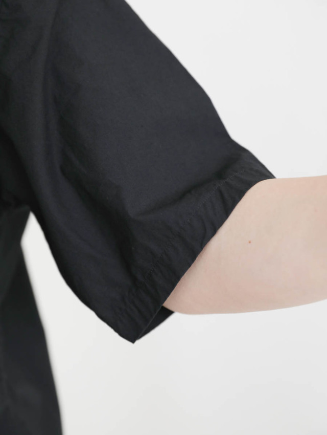 LOLO ロロ｜変形比翼スタンドカラー半袖シャツ（ブラック）