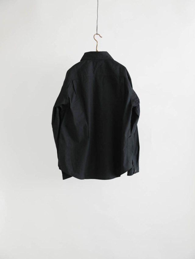 LOLO ロロ｜丸衿プルオーバー型 前開き比翼シャツ（ブラック）