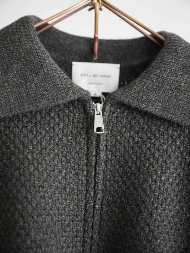 STILL BY HAND スティルバイハンド ジップフロント ニットブルゾン STILL BY HAND スティルバイハンド｜5Gニットブルゾン（カーキ）