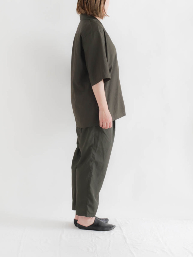 STILL BY HAND ダークオリーブ スラックス サイズ44 STILL BY HAND スティルバイハンド｜ナイロンリラックスイージー