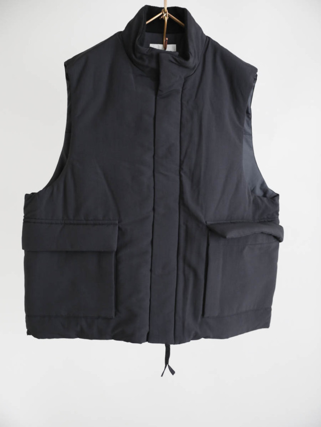 2023SS）STILL BY HAND タスランナイロンスタンドカラーベスト 2023SS）STILL BY HAND タスランナイロンスタンドカラーベスト 2023SS