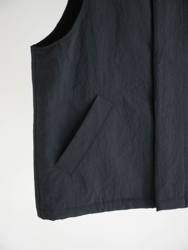 STILL BY HAND スティルバイハンド｜ナイロンボアベスト（ブラック）
