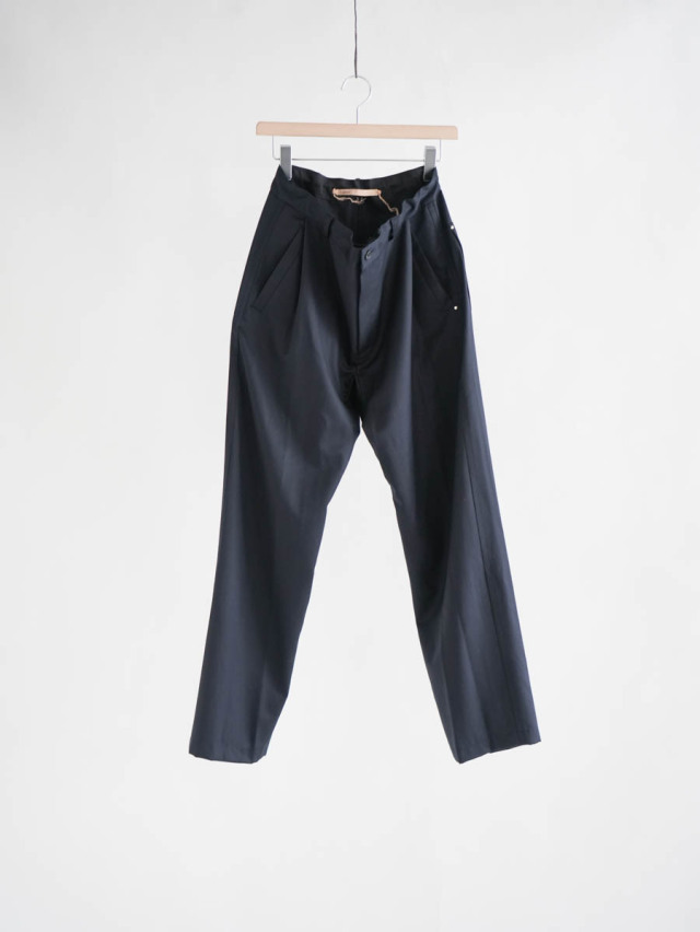 TOHNAI トーナイ / RELAXED PLEAT TROUSER ネイビー