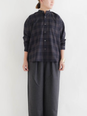TRAVAIL MANUEL｜トロチェックバンドカラーシャツ（ネイビー）