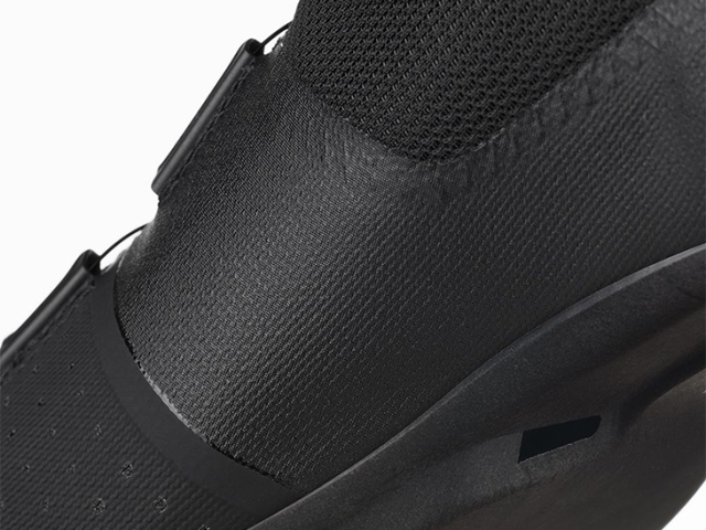 Fizik TEMPO OVERCURVE R4 WIDE (フィジーク テンポ オーバーカーブ