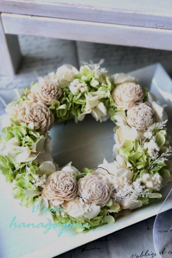 結婚式のフラワー電報に！ホワイトのレースファーンリース