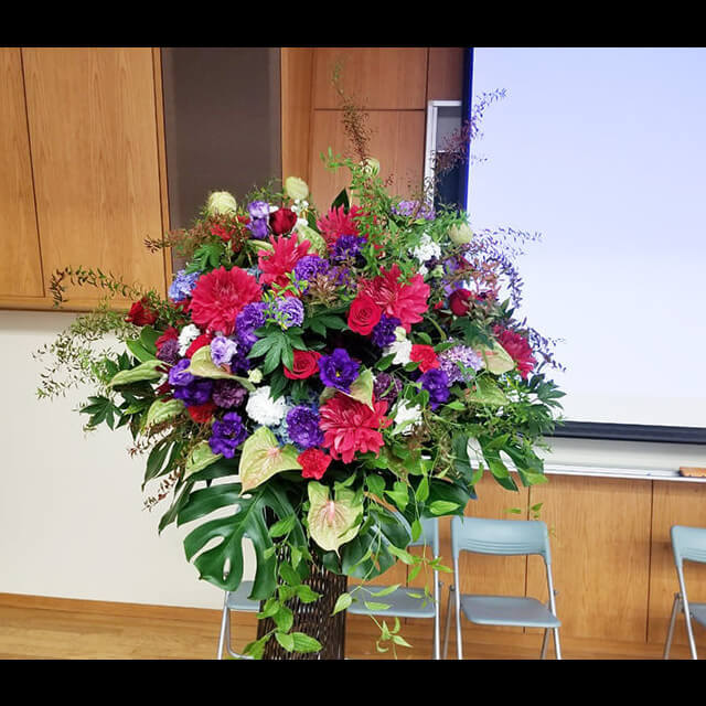 【配達回収無料】アイアンスタンド花 | ダリア、トルコキキョウ、バラ、アジサイ、染紅葉雪柳、ドラセナ 他