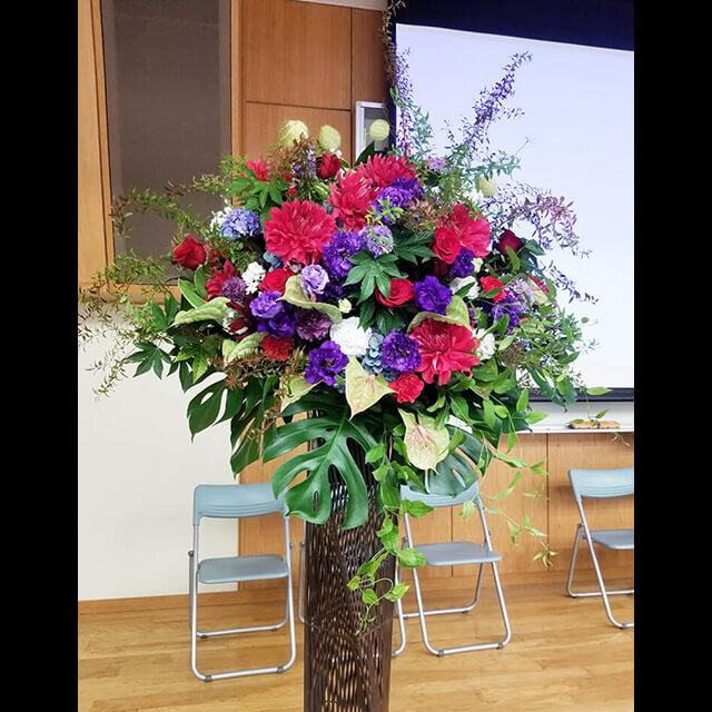 【配達回収無料】アイアンスタンド花 | ダリア、トルコキキョウ、バラ、アジサイ、染紅葉雪柳、ドラセナ 他