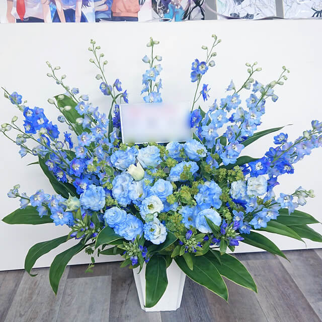 【配達無料】大きめアレンジメント | バラ、デルフィニューム、トルコキキョウ、ドラセナ 他