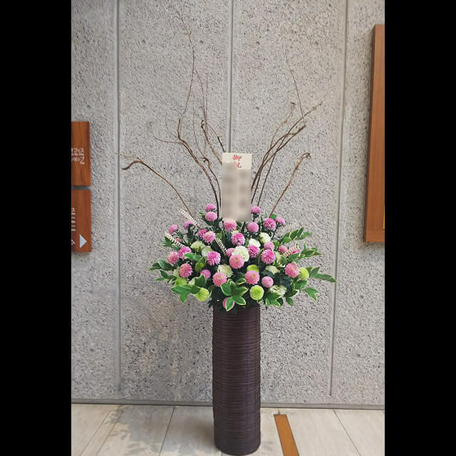 【配達無料】特大アレンジメント | 石化柳、マム、トルコキキョウ、ナルコユリ 他