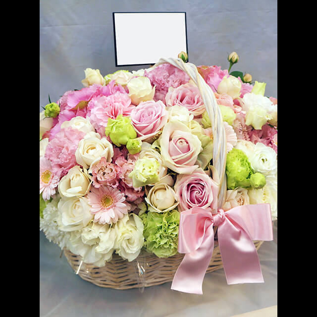 【配達無料】バスケットアレンジメント | ピンクバラ、カーネーション、トルコキキョウ 他
